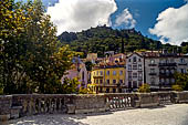 Sintra, Portogallo - Largo Rainha Dona Amlia  si apre davanti  al Palcio Nacional incorniciato  dal centro storico. 